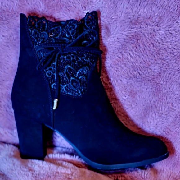 NWT SEXY💋 8.5 Black velvety suede with lace trim high block heels ankle boots - Picture 6 of 8